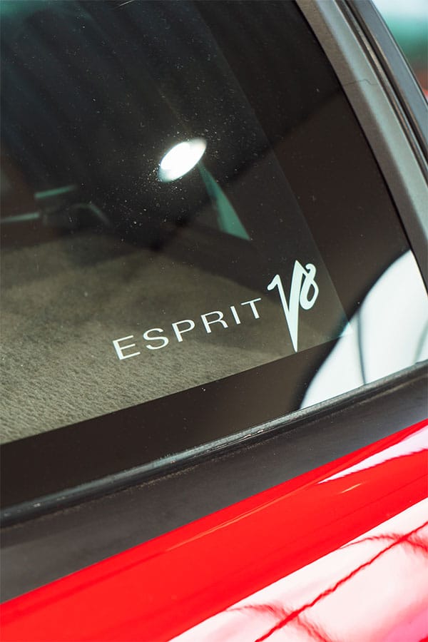 lotus-esprit-vindu-med logo-kyvik-auto